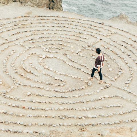 Spirallabyrinth, der Weg nach Innen Durch den Weg nach Innen erlangen wir Klarheit und Verständnis für uns selbst. Dadurch wird Entwicklung erst möglich.